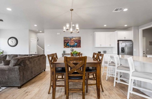 Washington House | Pool View on the Bend: Sleeps 20, Dog-Friendly, Hot Tubs