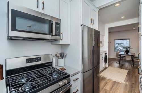 Coronado House | Poppy Suite I Steps to Dining, Shops + Ferry