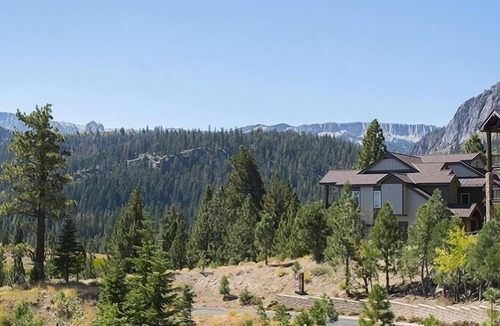 Mammoth Lakes Apartment | Premium 2 Bedroom 2 Bath Ski In Ski Out to Eagle Lifts