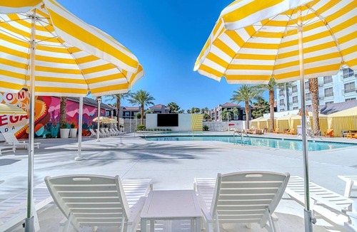 Las Vegas Apartment | Premium King Bed|Pool View Las Vegas