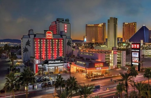 Las Vegas Apartment | Premium King Bed|Pool View Las Vegas