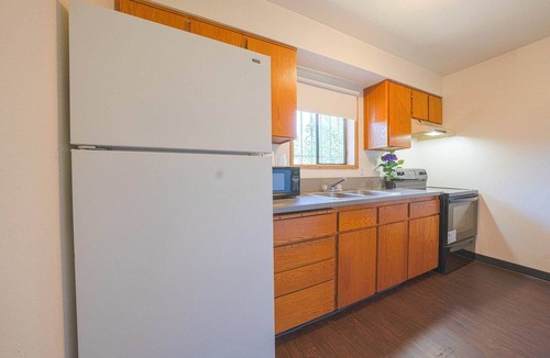 Gladstone Apartment | Premium King Bed with Kitchenette