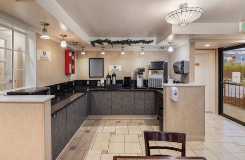 Renton Apartment | Premium Queen Suite|Renton WA