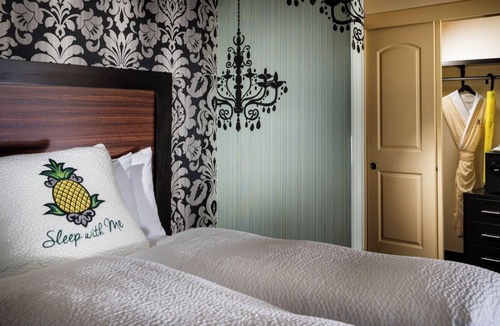 Lower Queen Anne Hotel | Prima Donna 2 King Jr Suite - Staypineapple, The Maxwell Hotel, Seattle Center