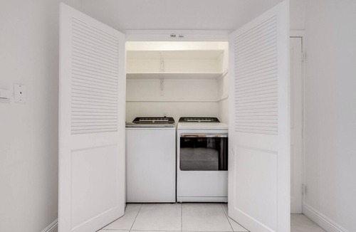 Valley Village House | Prime center location house w/pool 7 mins to Universal Studios