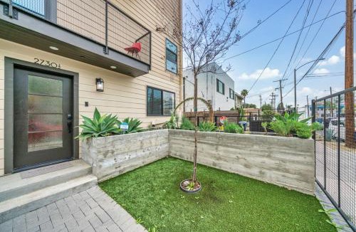 Rampart Village House | Private 1 bedroom home close to Korean Town and Patio