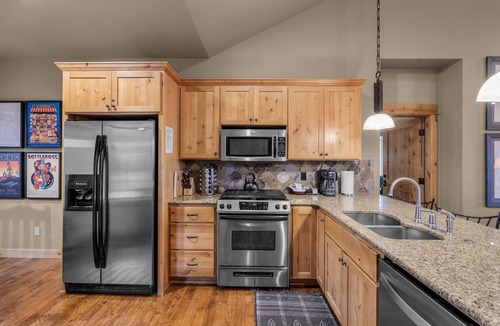 Powell Butte Cabin | Private 2-King Luxury Cabin at Brasada Ranch: pools, golf, hot tubs and more!