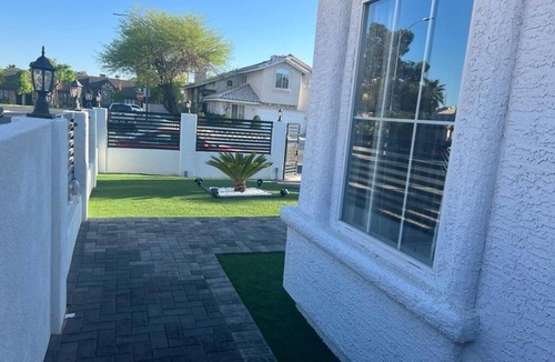 Las Vegas House | Private 2BR Home Near the Las Vegas Strip, Wi-Fi, Laundry and Parking.