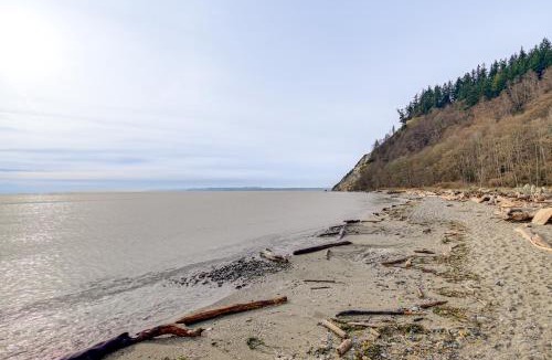 Freeland House | Private 3-Acre Beach! Family Retreat in Freeland