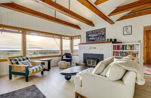 Freeland House | Private 3-Acre Beach! Family Retreat in Freeland