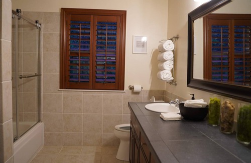 Snohomish Bed & Breakfast | Private Bedroom w Hot Tub and Arcade