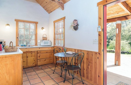 Ahwahnee Cottage | Private cottage with Kitchenette: Your Romantic Hideaway near Yosemite