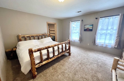 Cave Junction House | Private Country Paradise with Beautiful Indoor Pool and Spa. PET FRIENDLY