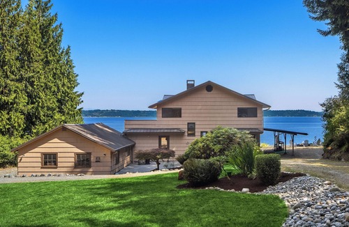 South Colby House | Private & Cozy Waterfront Retreat: Rainier to DT Seattle VIEWS, A/C, Pool Table!