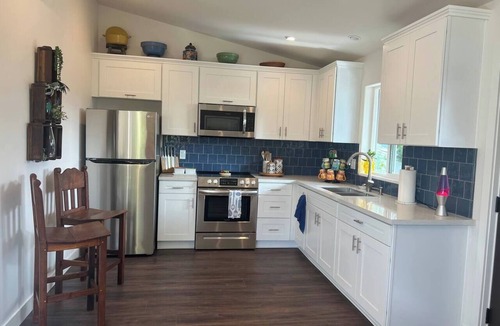 Vista House | Private detached 1 bedroom bungalow in lovely Vista with AC