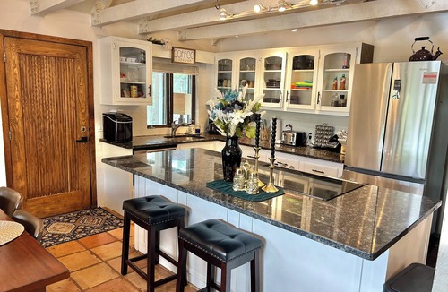 Oak Knoll Village Cabin | Private Forest Lodge w/Game House, Spa, mins to DT