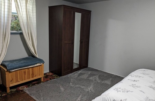 Kennydale Bed & Breakfast | Private, free parking and laundry. Centrally located to everything The Roadhouse