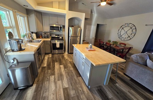 Paso Robles House | Private Guest House, Sleeps 6, Infinity Pool, Jacuzzi, Pet-Friendly, Wineries