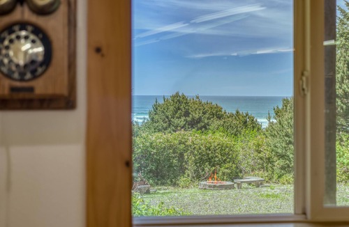 Newport House | Private Hilltop Ocean Views, Cathedral Ceiling, Fabulous Game Room Near Newport!