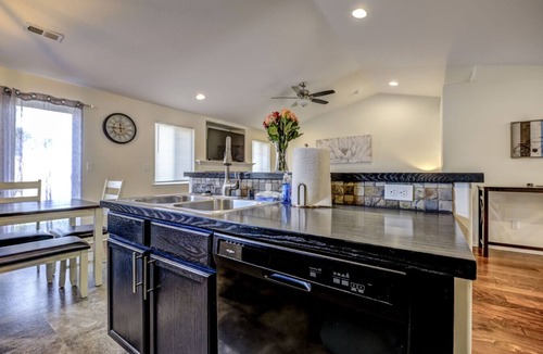 Kennewick House | Private Home & Yard, 2 Car Garage 3/2 #1857