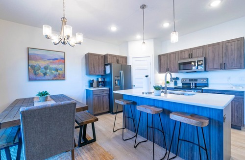 Kanab House | Private Hot Tub. EV Charger. Near Zion. Sleeps 8