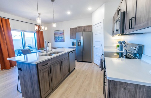 Kanab House | Private Hot Tub. EV Charger. Near Zion. Sleeps 8