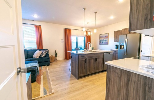 Kanab House | Private Hot Tub. EV Charger. Near Zion. Sleeps 8