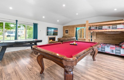 Big Bear City Cabin | Private HOT TUB!! Mountain Views. Close to LAKE and VILLAGE!