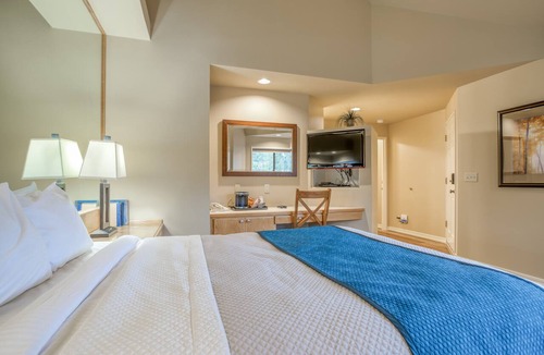 Century West Hotel | Private Mt. Bachelor Village suite in Bend with access to resort hot tubs/pool
