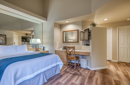 Century West Hotel | Private Mt. Bachelor Village suite in Bend with access to resort hot tubs/pool