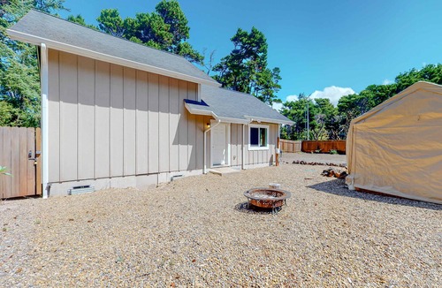 Florence House | Private, quiet, dog-friendly home with firepit, quarter mile from Heceta Beach