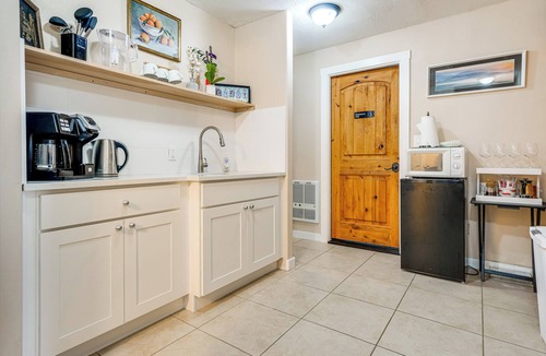 Pleasant Valley House | Private + Secluded: 2BR Vancouver Home w/Fire Pit