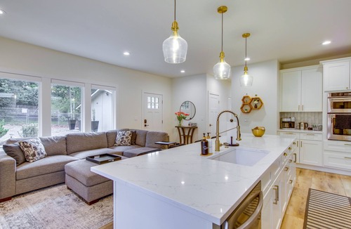 North Rose Hill House | Private Yard & Fire Pit! Modern Kirkland Abode