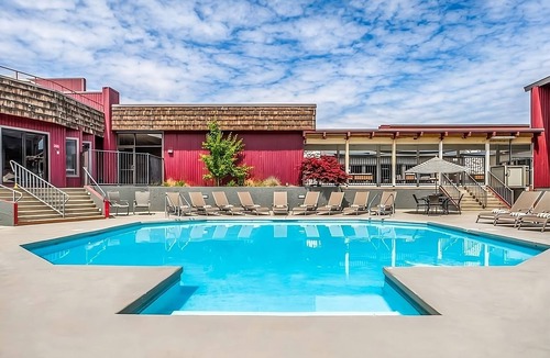Kennewick Hotel | Proximity At its Best! Modish Unit Near Columbia Center Mall! Pool, Parking!