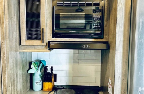 Ahwahnee House | Puffy Panda RV - Hot Tub - Pet Friendly - Sleeps 2