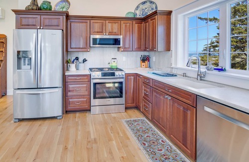 Bayshore House | PUMA POINT.Overlooks the Alsea Bay.Has perfect ocean sunset views! Sleeps 3.