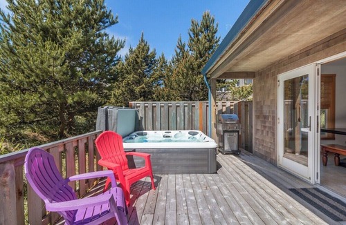 Shorepine Village House | Pura Vida- Perfect beach house.HOTTUB!