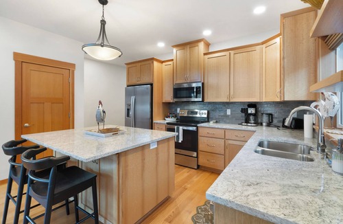 Jacksonville House | Quail Run Mountain View Cottage! Modern Applegate Retreat | River + BLM Access