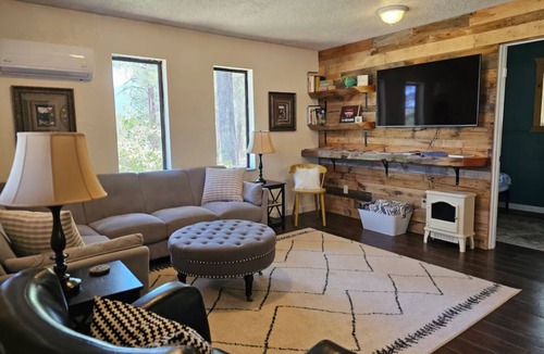 Fort Valley Cottage | Quaint 2 bedroom cottage in the pines