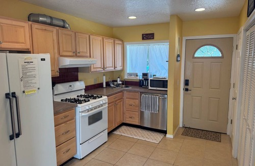 Sunset Beach House | Quaint 2-bedroom house in charming Warrenton perfect for relaxing stays