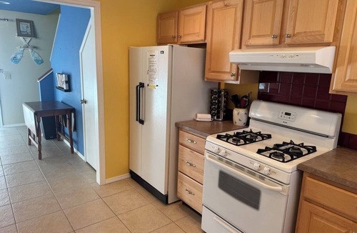 Sunset Beach House | Quaint 2-bedroom house in charming Warrenton perfect for relaxing stays