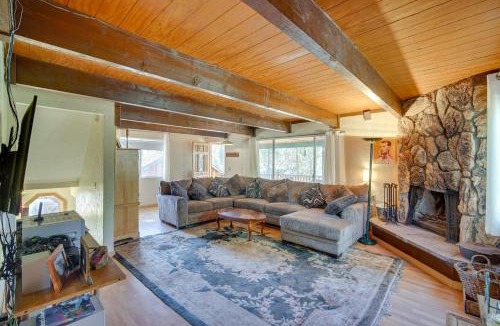 Whispering Forest House | Quaint Big Bear Home w/Hot Tub: 4 Mi to Skiing!