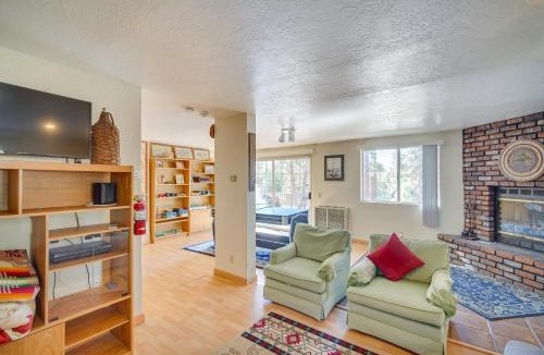 Whispering Forest House | Quaint Big Bear Home w/Hot Tub: 4 Mi to Skiing!