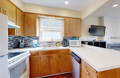 Lincoln City House | Quaint Condo with Ocean Views and Easy Beach Access Dogs OK