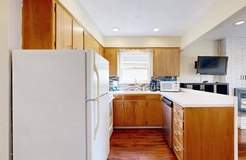 Lincoln City House | Quaint Condo with Ocean Views and Easy Beach Access Dogs OK
