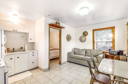 Nahcotta House | Quaint motel suite with kitchenette, golf nearby, and sofa bed