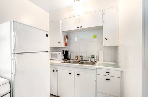 Nahcotta House | Quaint motel suite with kitchenette, golf nearby, and sofa bed