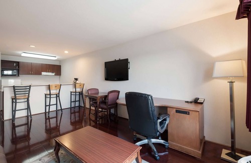 Guide Meridian Hotel | Quality Inn Grand Suites Bellingham