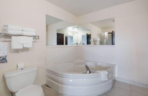 Guide Meridian Hotel | Quality Inn Grand Suites Bellingham