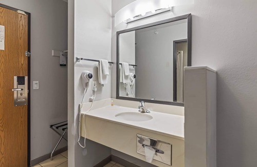 Salina Hotel | Quality Inn & Suites Salina National Forest Area